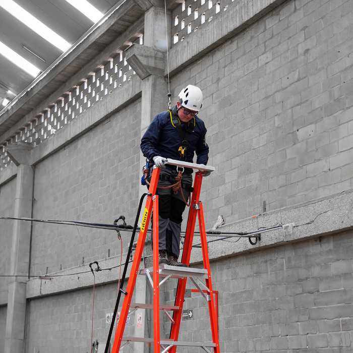 Escalera dieléctrica tipo Plataforma 10 Pasos / 2.85 Metros - Tipo IA